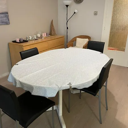 Comfortable 2-bedroom In The Centre Of T93 דירה *